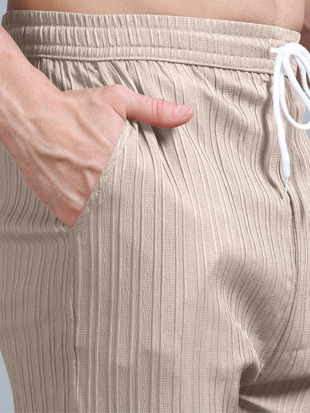 Close-up beige shorts with pocket and drawstring